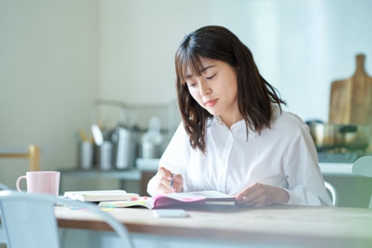 調剤薬局事務関連の資格を勉強する女性