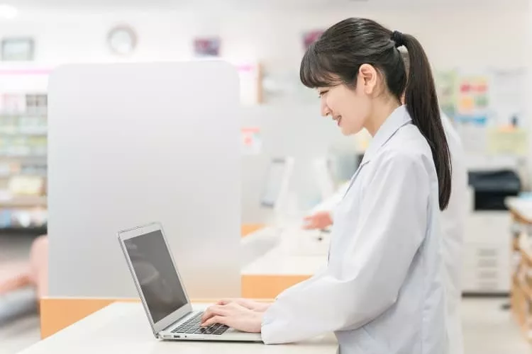 事務作業をする調剤薬局事務スタッフの女性