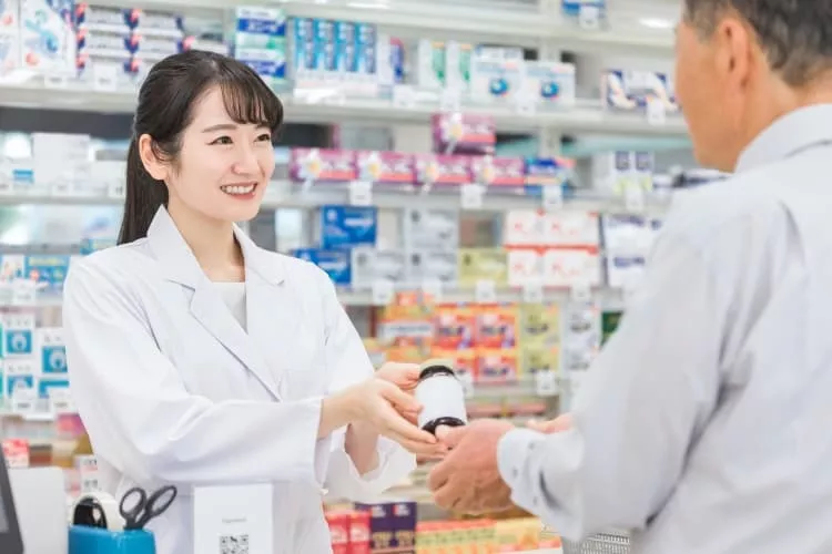 接客をする調剤薬局事務の女性