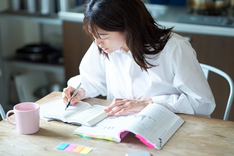 調剤薬局事務資格の勉強をしている女性