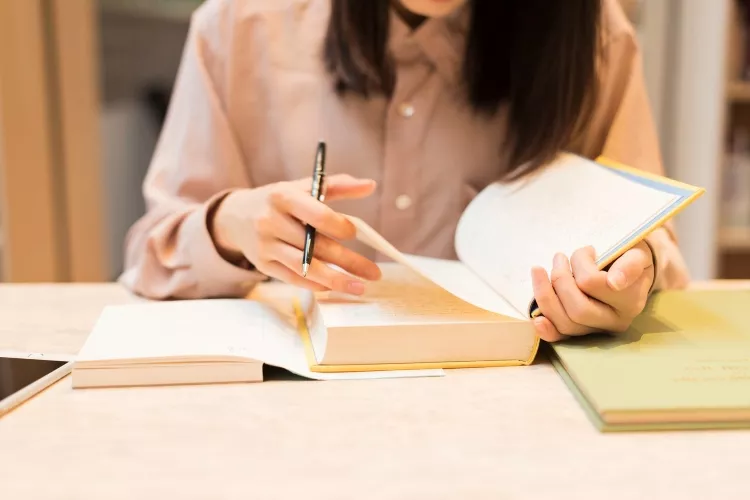 介護福祉士のテキストを見ている女性