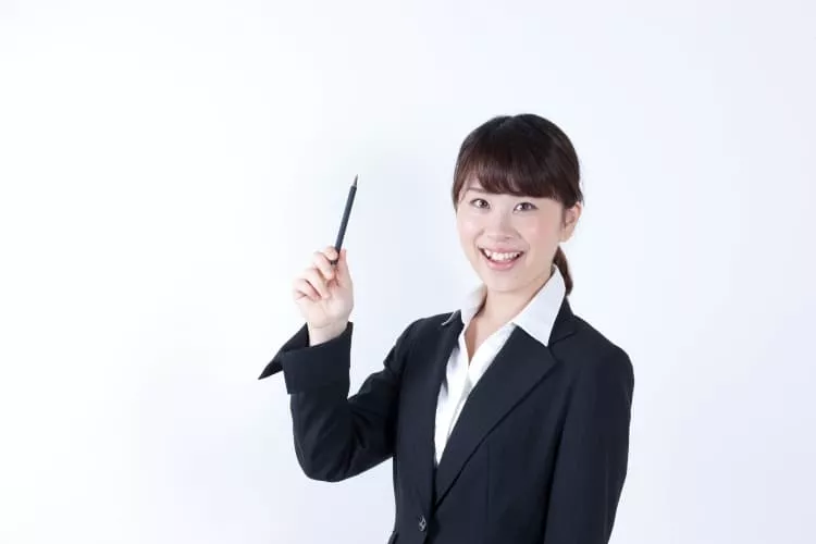 ペンを持っているスーツ姿の女性