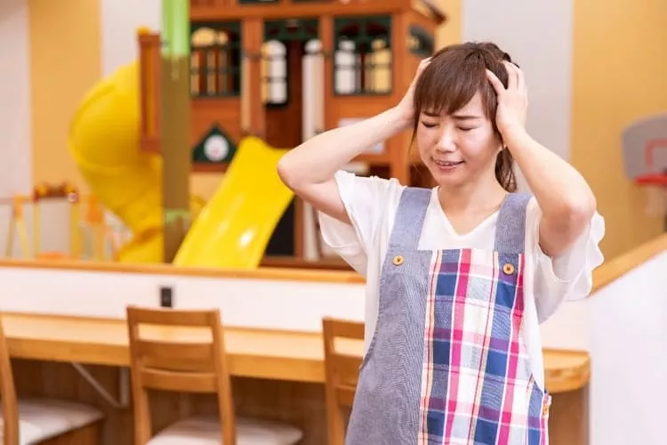 悩みがある保育士女性