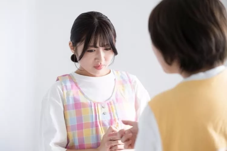 人間関係に悩んでいる保育士