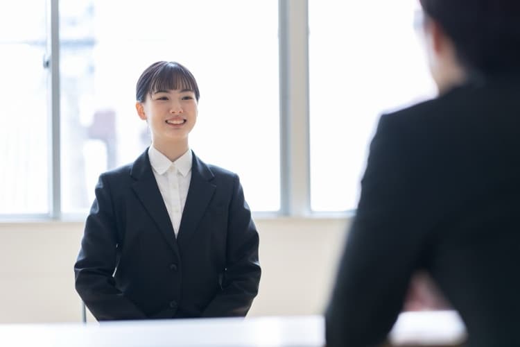 医療事務の面接で受け答えをする女性