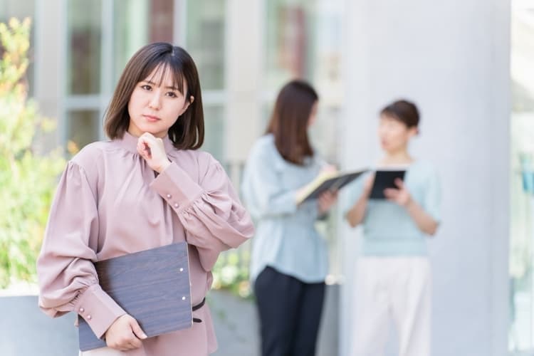 派遣社員として働いている女性