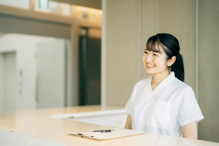 病院で受付をしてい女性