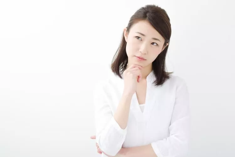 考え事をしている女性