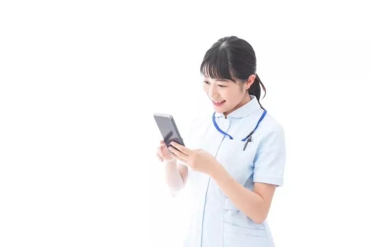 年間休日数を確認している医療従事者の女性
