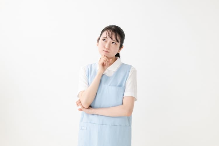 考えごとをしている介護士