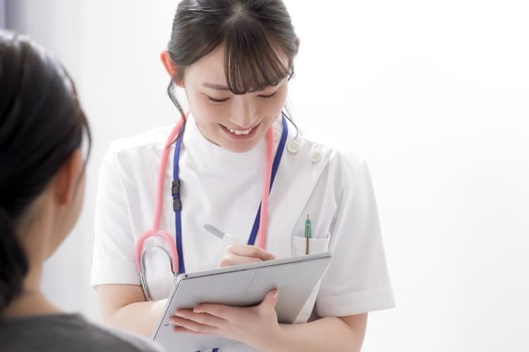 患者の対応をする准看護師