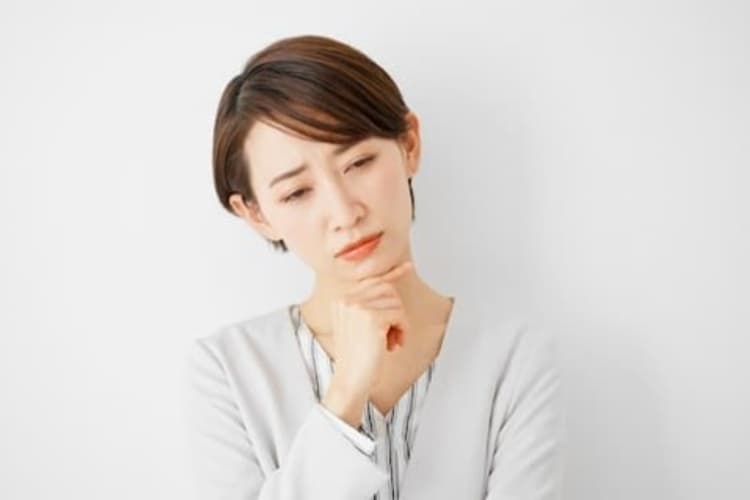 考え事をしている女性