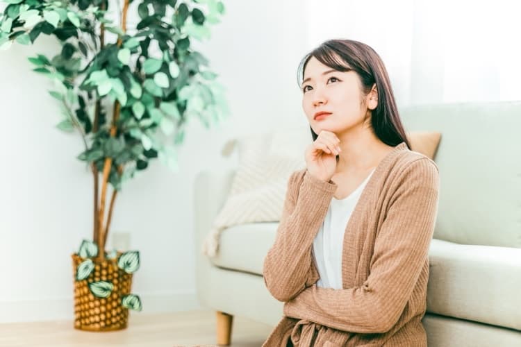 転職活動について悩んでいる20代の女性