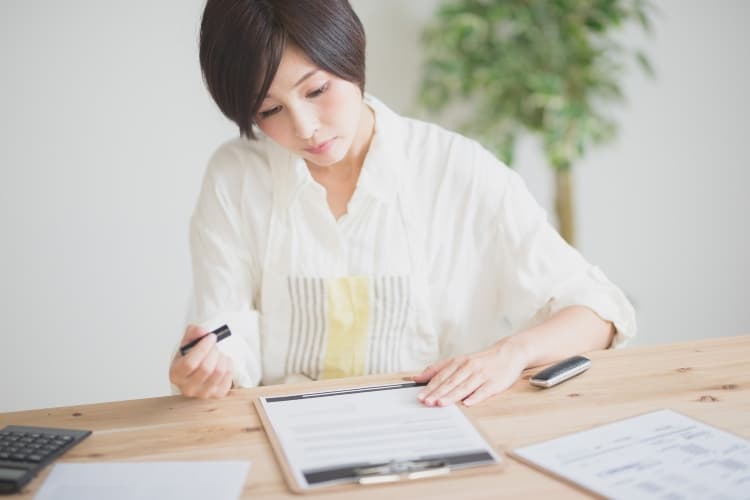 退職の準備をする女性