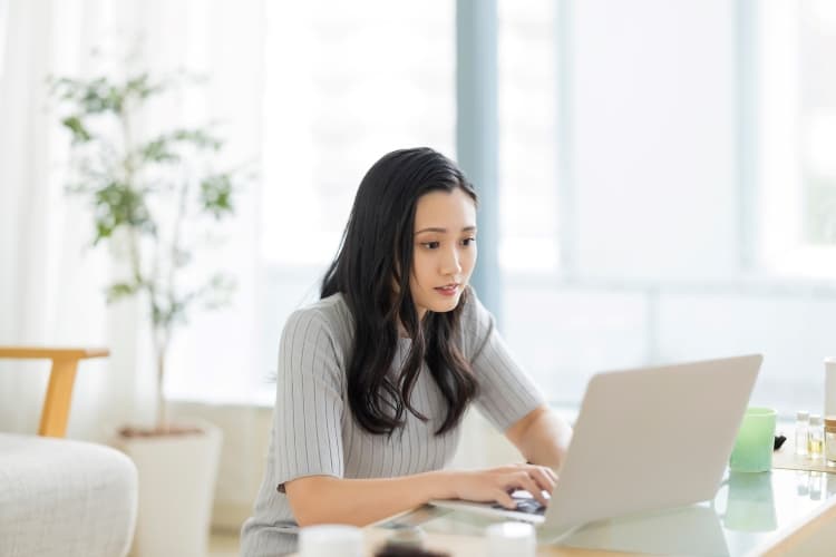 失業保険の手続きについて調べている女性
