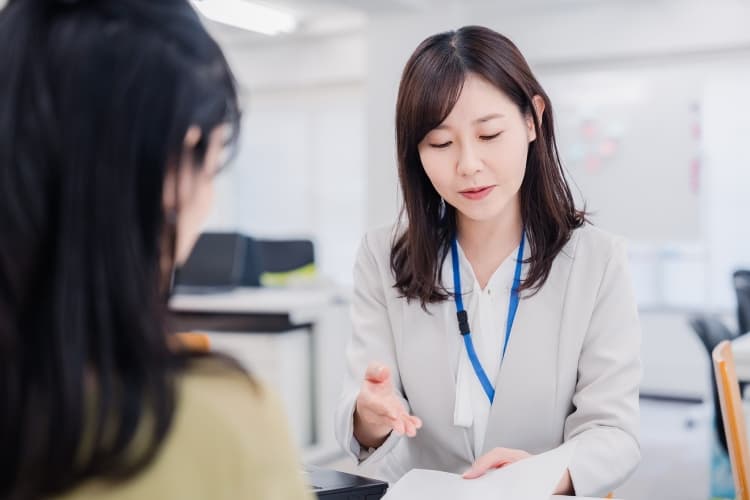 保険の切り替え手続きを説明する女性